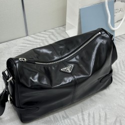 F740 with a full set of counter packaging exclusive customized new waxy leather 2VH187 messenger bag This shoulder bag is made of soft and shiny waxy leather carefully crafted smooth and simple silhouette with exquisite details decorated with a unique tri