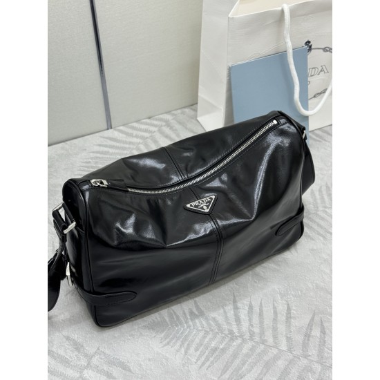 F740 with a full set of counter packaging exclusive customized new waxy leather 2VH187 messenger bag This shoulder bag is made of soft and shiny waxy leather carefully crafted smooth and simple silhouette with exquisite details decorated with a unique tri