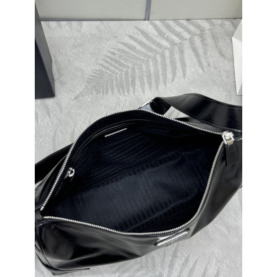 F740 with a full set of counter packaging exclusive customized new waxy leather 2VH187 messenger bag This shoulder bag is made of soft and shiny waxy leather carefully crafted smooth and simple silhouette with exquisite details decorated with a unique tri