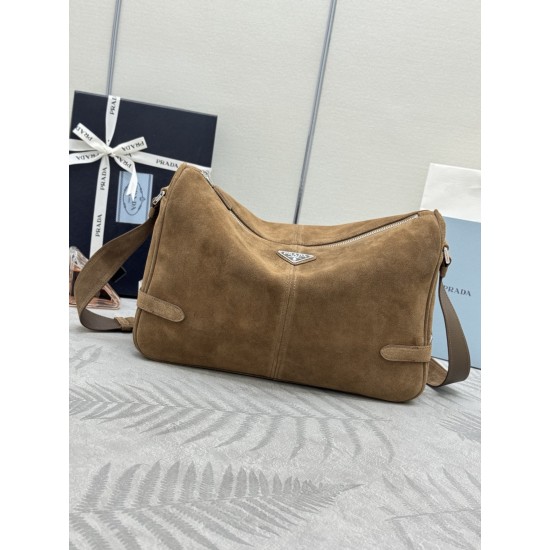 F620 new messenger bag 2VH187 leather frosted leather this shoulder bag imported leather carefully crafted smooth simple silhouette with exquisite details decorated with a unique triangular logo fashionable versatile adjustable leather shoulder strap is a