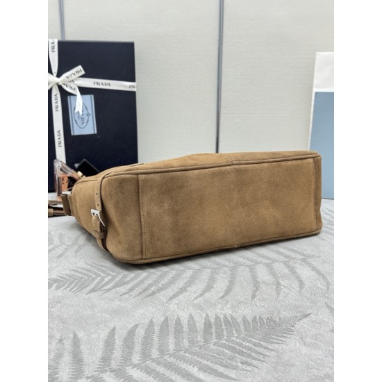 F620 new messenger bag 2VH187 leather frosted leather this shoulder bag imported leather carefully crafted smooth simple silhouette with exquisite details decorated with a unique triangular logo fashionable versatile adjustable leather shoulder strap is a