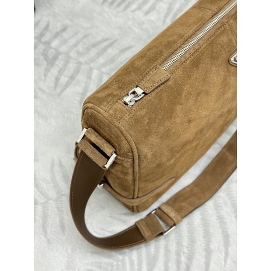 F620 new messenger bag 2VH187 leather frosted leather this shoulder bag imported leather carefully crafted smooth simple silhouette with exquisite details decorated with a unique triangular logo fashionable versatile adjustable leather shoulder strap is a