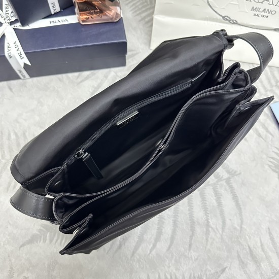 F570 with a full set of the version of the counter packaging exclusive custom pop cini messenger bag medium 1bd255 this shoulder bag Yen unique lined nylon build and equipped with leather straps and back pockets metal fittings to give a touch of bright co