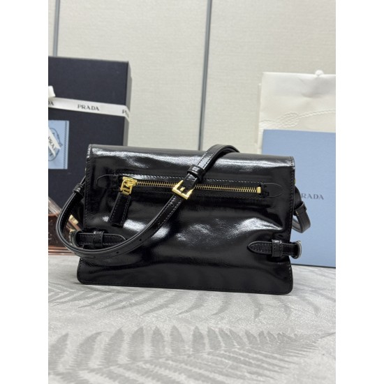 F650 with counter counter version of the full set of packaging exclusive customized new oil waxed leather messenger bag 1BD082 This messenger bag is made of imported oil waxed leather oily color exudes a classical atmosphere with a long detachable adjusta