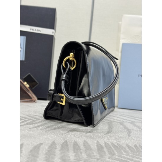 F650 with counter counter version of the full set of packaging exclusive customized new oil waxed leather messenger bag 1BD082 This messenger bag is made of imported oil waxed leather oily color exudes a classical atmosphere with a long detachable adjusta