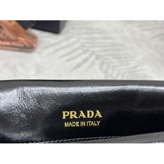 F650 with counter counter version of the full set of packaging exclusive customized new oil waxed leather messenger bag 1BD082 This messenger bag is made of imported oil waxed leather oily color exudes a classical atmosphere with a long detachable adjusta