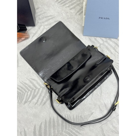 F650 with counter counter version of the full set of packaging exclusive customized new oil waxed leather messenger bag 1BD082 This messenger bag is made of imported oil waxed leather oily color exudes a classical atmosphere with a long detachable adjusta