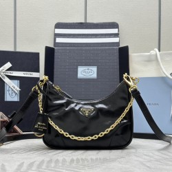 1BH204 oil waxed leather two comparison picture left this thin leather shoulder ReEdition2002 tag right this cloth wide shoulder ReEdition2005 tag small bag