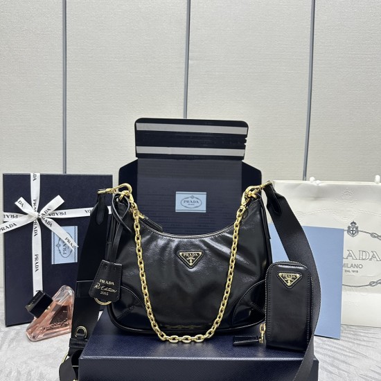 1BH204 oil waxed leather two comparison picture left this thin leather shoulder ReEdition2002 tag right this cloth wide shoulder ReEdition2005 tag small bag