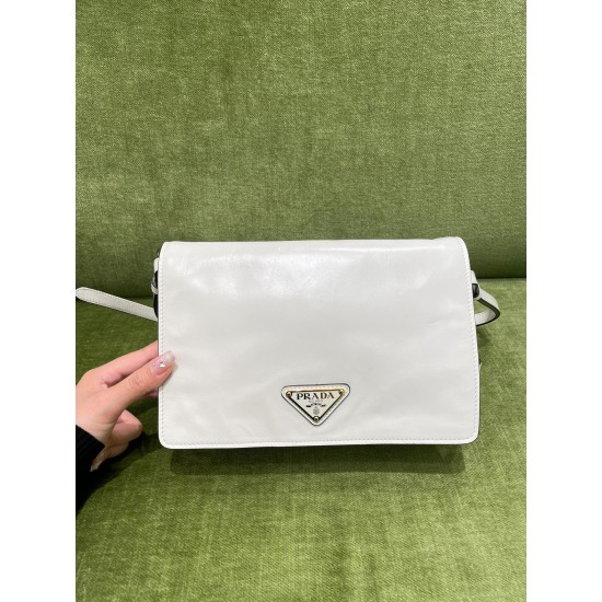 1BD082 Oil Wax Leather White Coming Soon