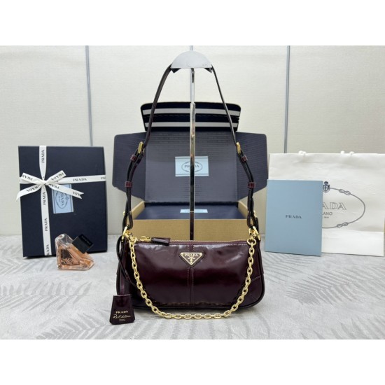 F550 with Counterfeit Full Packaging Exclusive New Burgundy 1BC221 Oil Waxed Leather Chain Shoulder Bag This shoulder and handbag brings together classic Prad design elements to create a sophisticated and versatile silhouette that bridges the gap between 