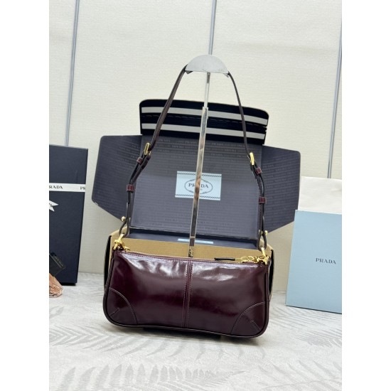 F550 with Counterfeit Full Packaging Exclusive New Burgundy 1BC221 Oil Waxed Leather Chain Shoulder Bag This shoulder and handbag brings together classic Prad design elements to create a sophisticated and versatile silhouette that bridges the gap between 
