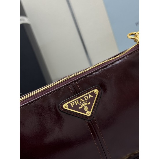 F550 with Counterfeit Full Packaging Exclusive New Burgundy 1BC221 Oil Waxed Leather Chain Shoulder Bag This shoulder and handbag brings together classic Prad design elements to create a sophisticated and versatile silhouette that bridges the gap between 