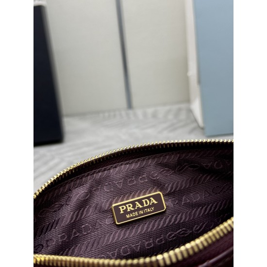 F550 with Counterfeit Full Packaging Exclusive New Burgundy 1BC221 Oil Waxed Leather Chain Shoulder Bag This shoulder and handbag brings together classic Prad design elements to create a sophisticated and versatile silhouette that bridges the gap between 