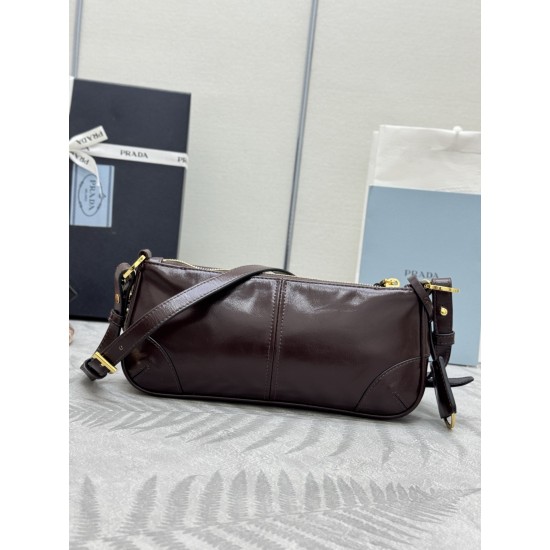 F550 with Counterfeit Full PackagingExclusive New 1BC221 Oil Waxed Leather Chain Shoulder BagThis shoulder bag brings together classic Prad design elements to create a sophisticated and versatile silhouette that bridges the gap between classic and contemp