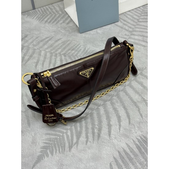 F550 with Counterfeit Full PackagingExclusive New 1BC221 Oil Waxed Leather Chain Shoulder BagThis shoulder bag brings together classic Prad design elements to create a sophisticated and versatile silhouette that bridges the gap between classic and contemp