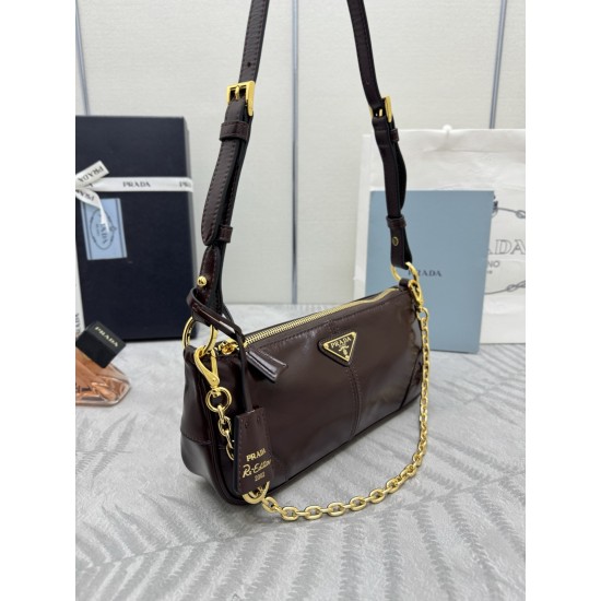 F550 with Counterfeit Full PackagingExclusive New 1BC221 Oil Waxed Leather Chain Shoulder BagThis shoulder bag brings together classic Prad design elements to create a sophisticated and versatile silhouette that bridges the gap between classic and contemp
