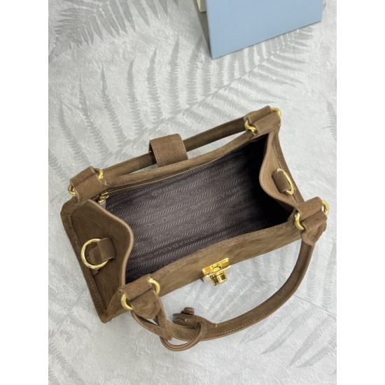 F610 with a full set of counter packaging new frosted leather Mini 1BG580 suede this mini runway models using imported suede top hardware front with buckle lock closure capacity space and can be handheld and can be carried over the shoulder on the body ef