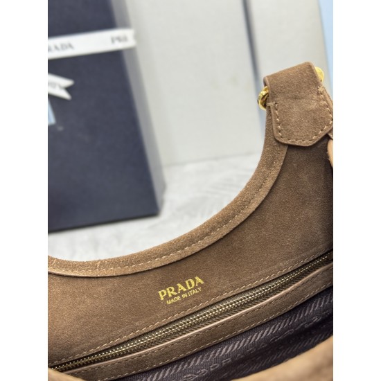 F610 with a full set of counter packaging new frosted leather Mini 1BG580 suede this mini runway models using imported suede top hardware front with buckle lock closure capacity space and can be handheld and can be carried over the shoulder on the body ef