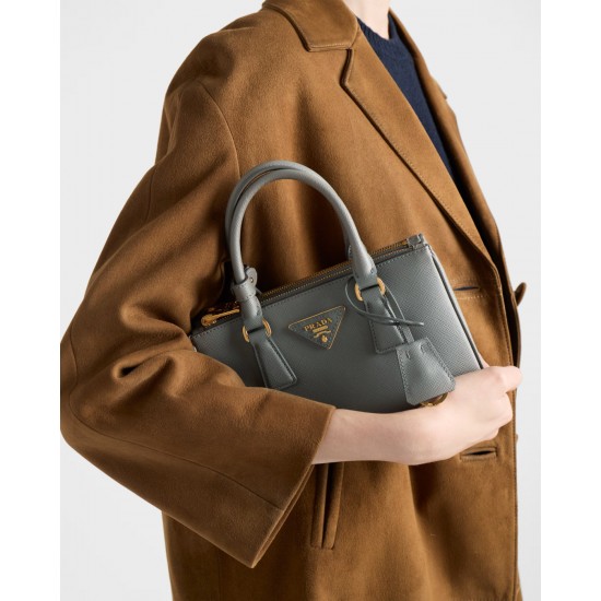 F610 with a full set of counter packaging new frosted leather Mini 1BG580 suede this mini runway models using imported suede top hardware front with buckle lock closure capacity space and can be handheld and can be carried over the shoulder on the body ef