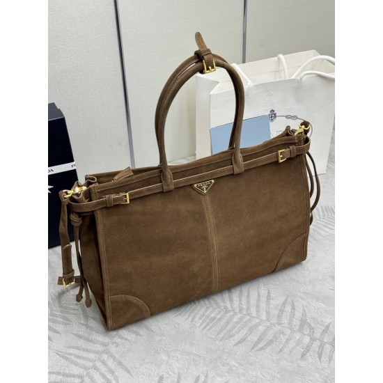 F730New suede oversized Soft Lux1BA439 arrivesThis handbag is made of imported brushed leather exudes a classical atmosphere with a long detachable adjustable shoulder strap to facilitate different occasions with the capacity of space is very large and go