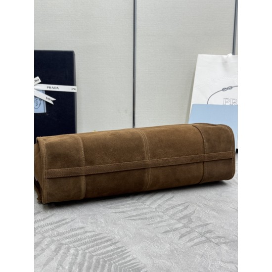 F730New suede oversized Soft Lux1BA439 arrivesThis handbag is made of imported brushed leather exudes a classical atmosphere with a long detachable adjustable shoulder strap to facilitate different occasions with the capacity of space is very large and go