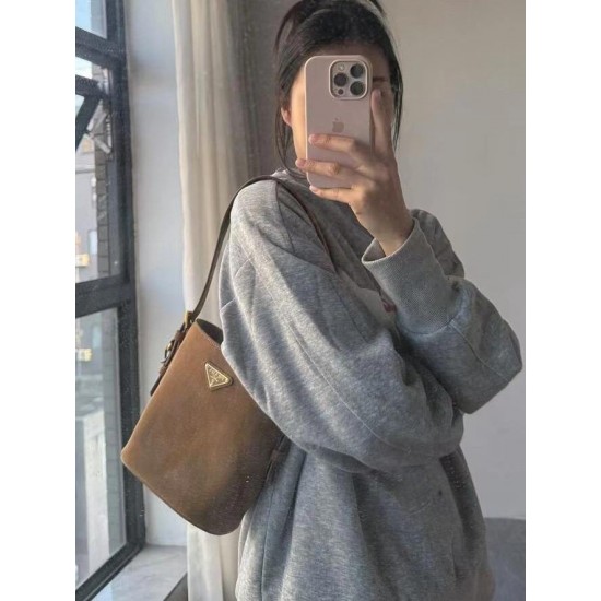 Bucket Frosted Suede Modeling Figure