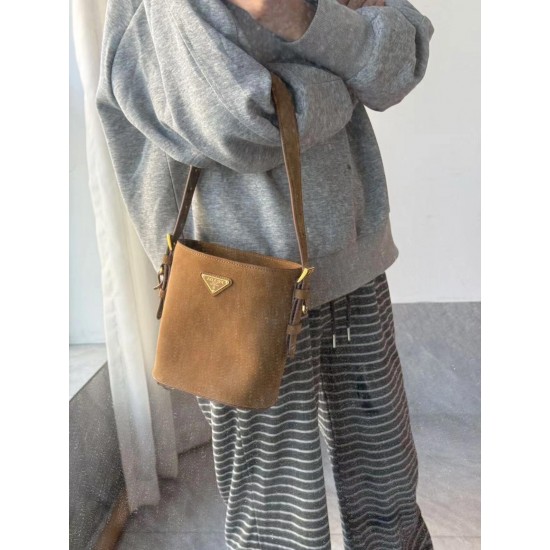 Bucket Frosted Suede Modeling Figure