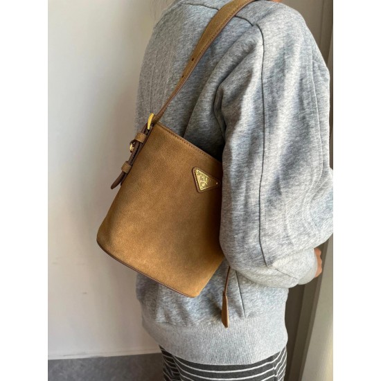 Bucket Frosted Suede Modeling Figure