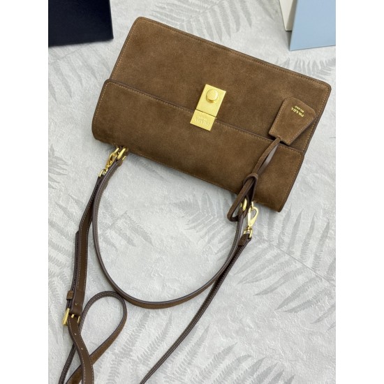 F720 new catwalk models dark 1BN023 suede frosted leather this new Soft Sound handbag is made of imported suede and internal soft sheepskin made of ample space chic hundred with a removable long shoulder strap with two compartments and can be handheld and
