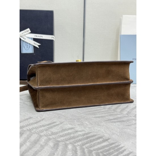F720 new catwalk models dark 1BN023 suede frosted leather this new Soft Sound handbag is made of imported suede and internal soft sheepskin made of ample space chic hundred with a removable long shoulder strap with two compartments and can be handheld and