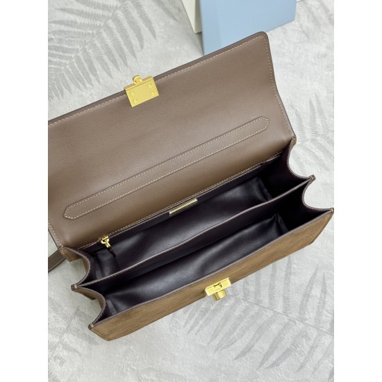 F720 new catwalk models dark 1BN023 suede frosted leather this new Soft Sound handbag is made of imported suede and internal soft sheepskin made of ample space chic hundred with a removable long shoulder strap with two compartments and can be handheld and