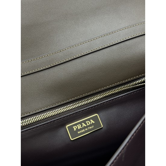 F720 new catwalk models dark 1BN023 suede frosted leather this new Soft Sound handbag is made of imported suede and internal soft sheepskin made of ample space chic hundred with a removable long shoulder strap with two compartments and can be handheld and