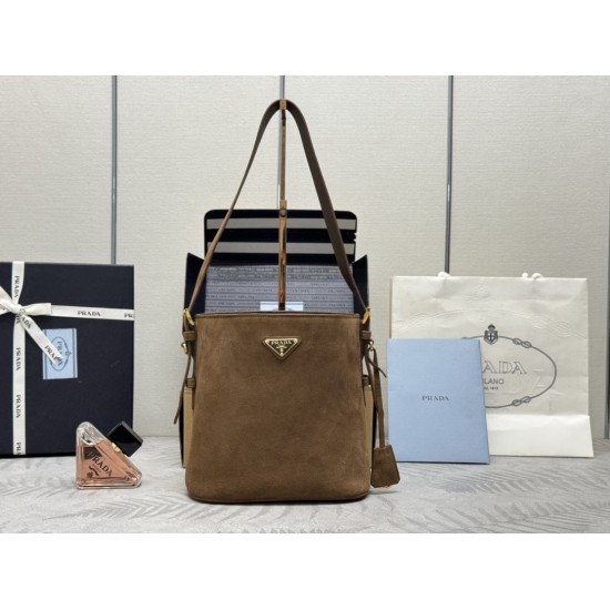 F530 with the counter to the version of the counter packaging exclusive customized new frosted leather bucket bag 1BE078 suede suede This flexible and easy to match bucket bag design is minimalist with soft suede frosted leather shoulder strap adjustable 