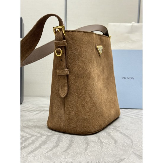F530 with the counter to the version of the counter packaging exclusive customized new frosted leather bucket bag 1BE078 suede suede This flexible and easy to match bucket bag design is minimalist with soft suede frosted leather shoulder strap adjustable 