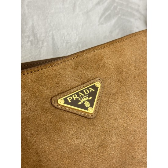 F530 with the counter to the version of the counter packaging exclusive customized new frosted leather bucket bag 1BE078 suede suede This flexible and easy to match bucket bag design is minimalist with soft suede frosted leather shoulder strap adjustable 