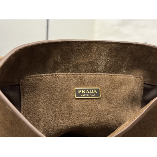 F530 with the counter to the version of the counter packaging exclusive customized new frosted leather bucket bag 1BE078 suede suede This flexible and easy to match bucket bag design is minimalist with soft suede frosted leather shoulder strap adjustable 