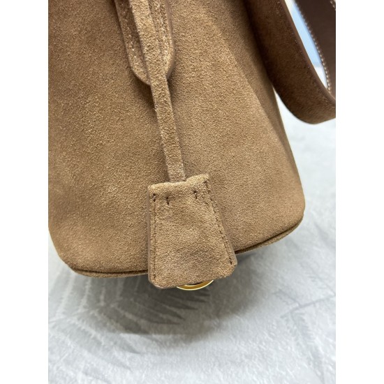 F530 with the counter to the version of the counter packaging exclusive customized new frosted leather bucket bag 1BE078 suede suede This flexible and easy to match bucket bag design is minimalist with soft suede frosted leather shoulder strap adjustable 
