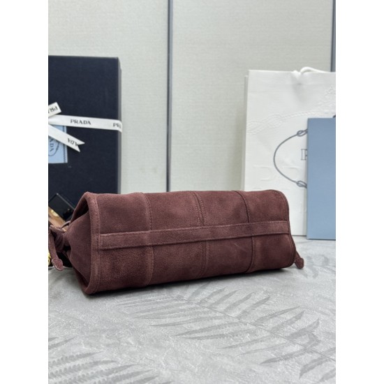 F610 with full counter packageLusSolf Suede 1BA215 Crossbody BagThis crossbody bag is made of imported suede and exudes a vintage vibe with a long, removable and adjustable shoulder strap for easy carrying over the shoulder and across the shoulder.It's a 