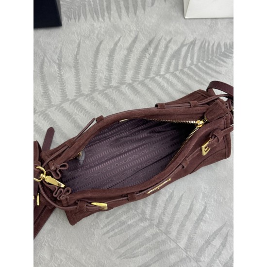 F610 with full counter packageLusSolf Suede 1BA215 Crossbody BagThis crossbody bag is made of imported suede and exudes a vintage vibe with a long, removable and adjustable shoulder strap for easy carrying over the shoulder and across the shoulder.It's a 