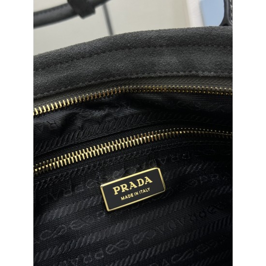 F690New suede large Soft Lux1BA433 arrivesThis handbag is made of imported brushed leather exudes a classical atmosphereWith a long detachable and adjustable shoulder strap to facilitate different occasions with the capacity of space is very large and ver