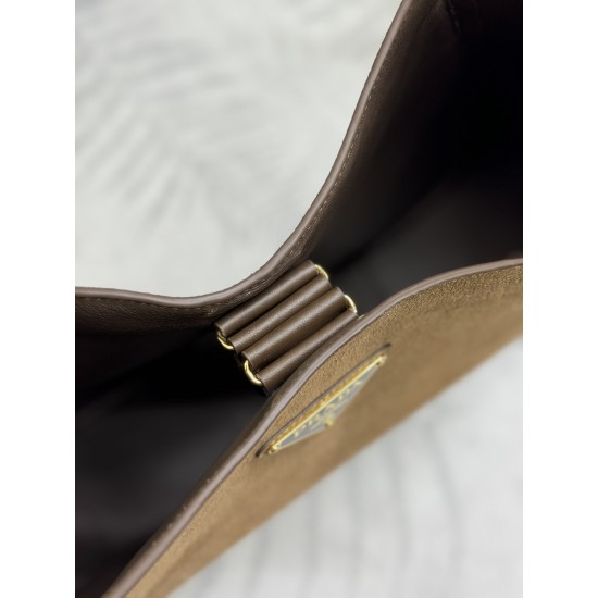 F700 new suede oversized Cleo1BC181 frosted leather crossbody bag this crossbody bag using imported frosted leather inside with imported sheepskin regardless of crossbody or shoulder are very taste on the body effect pole oversized capacity practicality n