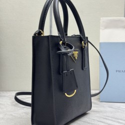 F600 with a full set of counter packaging exclusive customized classic Mini Tote 1BA358 arrived this Saffiano cross grain cowhide leather body with double handles removable shoulder strap to facilitate a variety of ways to carry 95cm quite functional stro