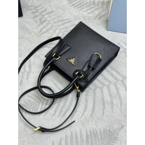 F600 with a full set of counter packaging exclusive customized classic Mini Tote 1BA358 arrived this Saffiano cross grain cowhide leather body with double handles removable shoulder strap to facilitate a variety of ways to carry 95cm quite functional stro