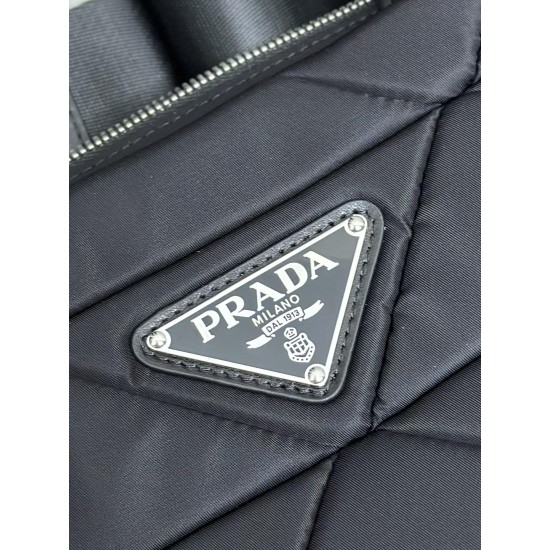 F450Diamond Lattice Tote Bag 3-in-11BG380This System Tote Bag comes with two leather handlesExquisite stitching technology shapes a triangular pattern to show craftsmanshipDetachable woven nylon shoulder strap brings different stylesFavorite is still the 