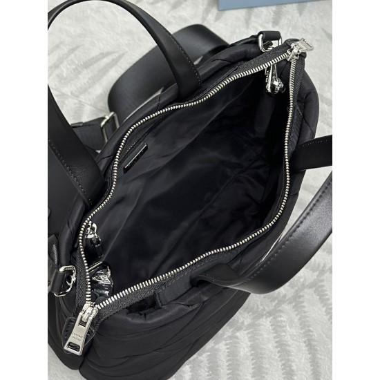 F450Diamond Lattice Tote Bag 3-in-11BG380This System Tote Bag comes with two leather handlesExquisite stitching technology shapes a triangular pattern to show craftsmanshipDetachable woven nylon shoulder strap brings different stylesFavorite is still the 