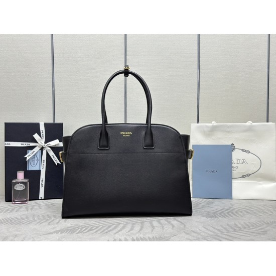 F850 new large tote bag 1BG508 is in stock now This tote bag presents a sturdy silhouette that exudes modernity and elegance with a convenient large opening and ample capacity Soft grained leather outlines the sleek, minimalist lines This practical access