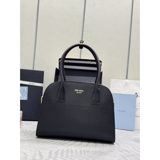 F780 Medium 32CM New tote bag 1BG538 has arrived This tote bag presents a sturdy silhouette that exudes modernity and elegance, with ample capacity and a convenient large opening Soft grained leather outlines the sleek, minimalist lines This practical acc