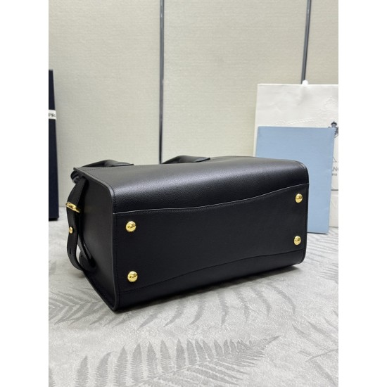 F780 Medium 32CM New tote bag 1BG538 has arrived This tote bag presents a sturdy silhouette that exudes modernity and elegance, with ample capacity and a convenient large opening Soft grained leather outlines the sleek, minimalist lines This practical acc