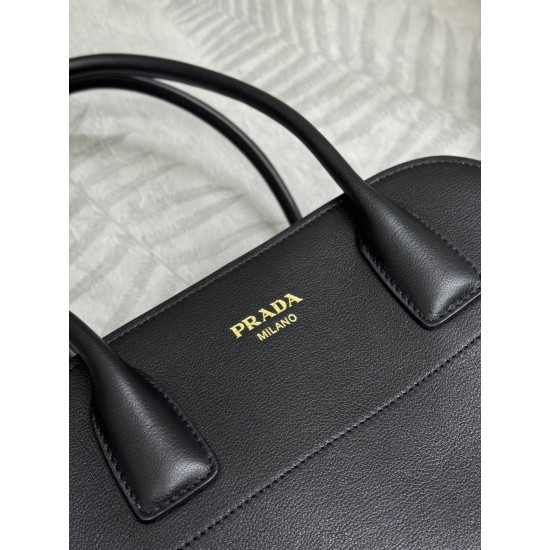 F780 Medium 32CM New tote bag 1BG538 has arrived This tote bag presents a sturdy silhouette that exudes modernity and elegance, with ample capacity and a convenient large opening Soft grained leather outlines the sleek, minimalist lines This practical acc